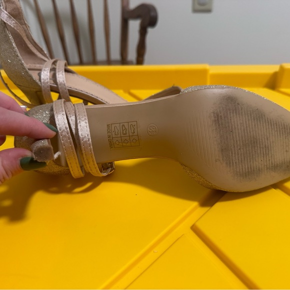 Gold sparkle mini high heels size 8.5 - Picture 3 of 4